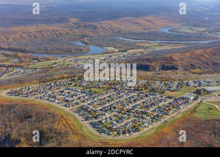 Luftaufnahme der Beacon Hill Unterteilung in Fort McMurray, Alberta Kanada mit dem Clearwater Fluss im Hintergrund. Stockfoto