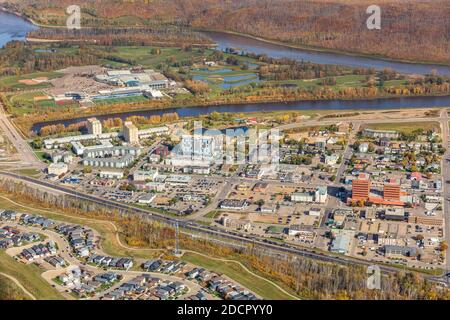 Luftaufnahme der Innenstadt von Fort McMurray, Alberta Kanada mit MacDonald Island Park im Hintergrund. Stockfoto
