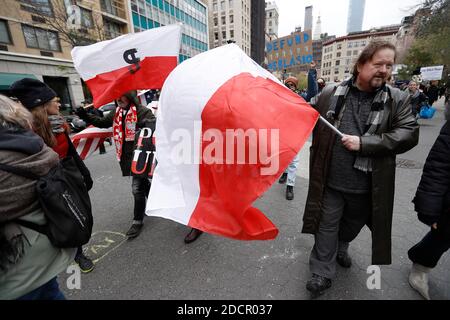 New York, Usa. November 2020. Demonstranten und Gegendemonstler treten während einer Anti-Lockdown-Kundgebung im Washington Square Park ins Gesicht.mit dem Aufkommen eines neuen Coronavirus, der die Stadt durchfegt, steht New York vor einer weiteren Lockdown. Sprecher und Demonstranten, die sich gegen das bevorstehende Mandat stellen, fordern weiterhin, dass die Regierung nicht in ihr Recht eingreifen sollte, keine Schutzmaske zu tragen. Kredit: SOPA Images Limited/Alamy Live Nachrichten Stockfoto