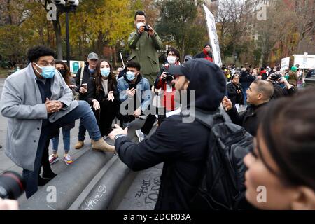 New York, Usa. November 2020. Demonstranten, die Gesichtsmasken tragen, und Gegendemonstler treten während einer Anti-Lockdown-Kundgebung im Washington Square Park ins Gesicht.mit der Flut neuer Coronaviren, die die Stadt fegen, steht New York vor einer weiteren Lockdown. Sprecher und Demonstranten, die sich gegen das bevorstehende Mandat stellen, fordern weiterhin, dass die Regierung nicht in ihr Recht eingreifen sollte, keine Schutzmaske zu tragen. Kredit: SOPA Images Limited/Alamy Live Nachrichten Stockfoto