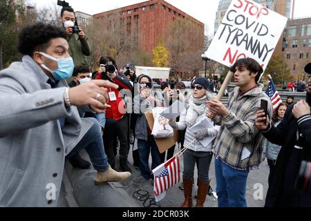 New York, Usa. November 2020. Demonstranten und Gegendemonstler treten während einer Anti-Lockdown-Kundgebung im Washington Square Park ins Gesicht.mit dem Aufkommen eines neuen Coronavirus, der die Stadt durchfegt, steht New York vor einer weiteren Lockdown. Sprecher und Demonstranten, die sich gegen das bevorstehende Mandat stellen, fordern weiterhin, dass die Regierung nicht in ihr Recht eingreifen sollte, keine Schutzmaske zu tragen. Kredit: SOPA Images Limited/Alamy Live Nachrichten Stockfoto