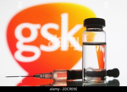 Ukraine. November 2020. In dieser Abbildung sehen Sie eine medizinische Spritze und eine Ampulle mit COVID-19-Coronavirus-Impfstoff vor dem Logo des Pharmaunternehmens GlaxoSmithKline (GSK). Kredit: SOPA Images Limited/Alamy Live Nachrichten Stockfoto