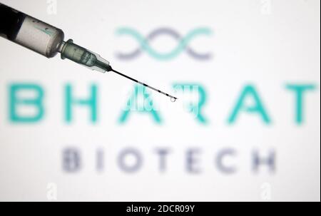 Ukraine. November 2020. In dieser Abbildung ist eine medizinische Spritze vor dem Logo des indischen Biotechnologie-Unternehmens Bharat Biotech zu sehen. Kredit: SOPA Images Limited/Alamy Live Nachrichten Stockfoto