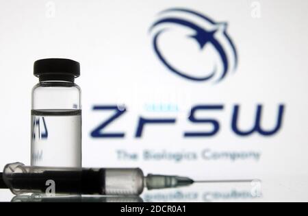 Ukraine. November 2020. In dieser Abbildung sehen Sie eine medizinische Spritze und ein Fläschchen mit COVID-19 Coronavirus-Impfstoff vor dem chinesischen Logo von Chongqing Zhifei Biological Products. Kredit: SOPA Images Limited/Alamy Live Nachrichten Stockfoto