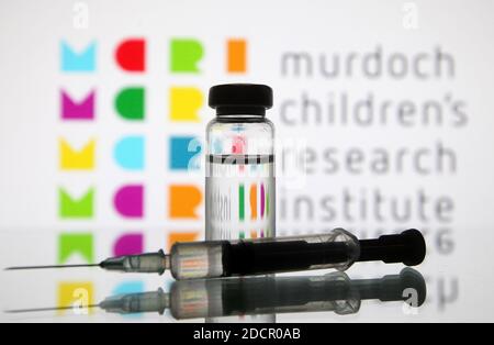 Ukraine. November 2020. In dieser Abbildung sehen Sie eine medizinische Spritze und eine Ampulle mit COVID-19-Coronavirus-Impfstoff vor dem Murdoch-Logo des Kinderforschungsinstituts. Kredit: SOPA Images Limited/Alamy Live Nachrichten Stockfoto