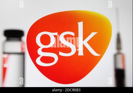 Ukraine. November 2020. In dieser Abbildung sehen Sie eine medizinische Spritze und eine Ampulle mit COVID-19-Coronavirus-Impfstoff vor dem Logo des Pharmaunternehmens GlaxoSmithKline (GSK). Kredit: SOPA Images Limited/Alamy Live Nachrichten Stockfoto