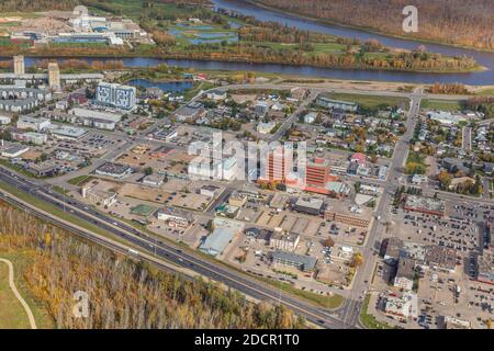 Luftaufnahme der Innenstadt von Fort McMurray, Alberta Kanada mit MacDonald Island im Hintergrund. Stockfoto