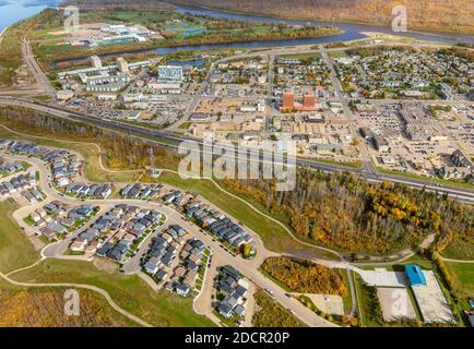 Luftaufnahme der Innenstadt von Fort McMurray, Alberta Kanada mit MacDonald Island Park im Hintergrund und Hilltop Estates Wohngebiet im Vordergrund Stockfoto