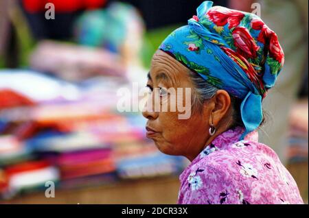 Das Profil einer laotischen Frau in farbenfroher Kleidung auf der Straße in Luang Prabang, Laos. Stockfoto