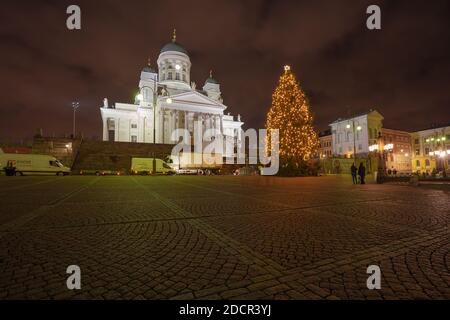 Helsinki, Finnland 22. November 2020 Senatsplatz, ein Weihnachtsbaum steht auf dem zentralen Platz. Nachtaufnahmen. Hochwertige Fotos Stockfoto