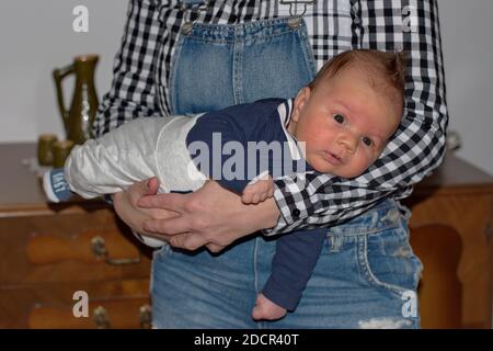 Mittelteil der Frau, die ein neugeborenes Baby hält Stockfoto