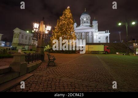 Helsinki, Finnland 22. November 2020 Senatsplatz, ein Weihnachtsbaum steht auf dem zentralen Platz. Nachtaufnahmen. Hochwertige Fotos Stockfoto