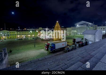 Helsinki, Finnland 22. November 2020 Senatsplatz, ein Weihnachtsbaum steht auf dem zentralen Platz. Nachtaufnahmen. Hochwertige Fotos Stockfoto