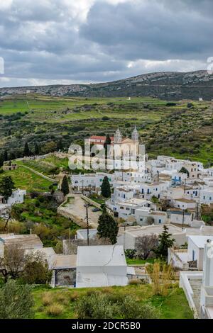 Traditionelle Architektur mit weiß getünchten kykladischen Häusern und der cristian Kirche von Agia Triada im traditionellen Dorf lefkes Paros Insel, Gr Stockfoto