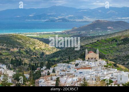 Traditionelle Architektur mit weiß getünchten kykladischen Häusern und der cristian Kirche von Agia Triada im traditionellen Dorf lefkes Paros Insel, Gr Stockfoto