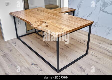 Live Edge Ulme Gaming-Schreibtisch Arbeitsplatte mit Metallsockel in Ein modernes Home Office Stockfoto