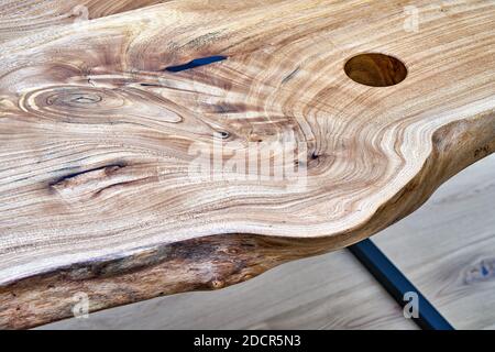 Live Edge Ulme Gaming Schreibtisch Arbeitsplatte mit Metallfuß in einem modernen Home Office. Details aus der Nähe Stockfoto