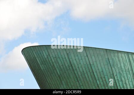 September 2018: NEMO Science Museum, Amsterdam - eine Nahaufnahme des ikonisch geformten Gebäudes. Stockfoto