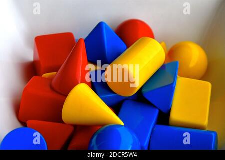 Nahaufnahme von 3D-Formen aus Kunststoff in Rot, Gelb und Blau. Stockfoto