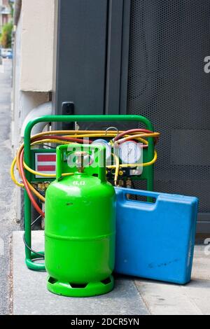 Grüne Butangasflasche und blauer Werkzeugkoffer Stockfoto