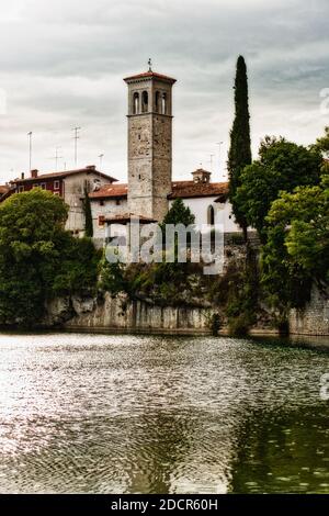 Glockenturm des Monastero di Santa Maria in valle in Cividale del Friuli, Italien Stockfoto