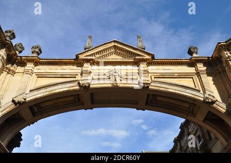 Eine verzierte Steinbrücke im historischen englischen Kurort Bath mit Verzierungen im römischen Stil und Flachreliefs. Stockfoto