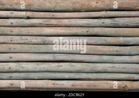 Nahaufnahme der horizontalen, Lattenrost-Bambusstangen aus Holz Stockfoto