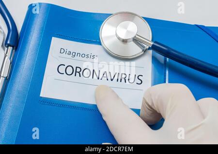 Neue Coronavirus-Krankheit 2019-nCoV auf blauer Mappe geschrieben. Stockfoto