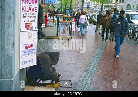 Obdachlose Bettler sitzen draußen in der Stadt bitten um Geld Spende. Stockfoto