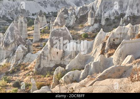 Alte Höhlenhäuser und Felsformationen in der Nähe von Goreme, Kappadokien, Türkei Stockfoto