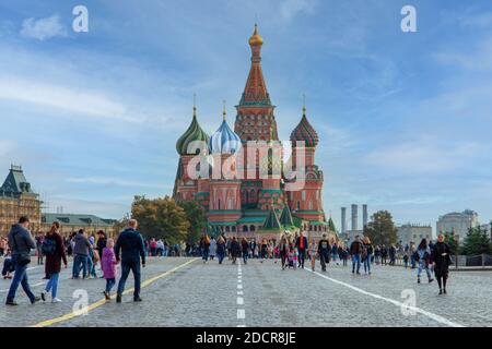 MOSKAU, RUSSLAND - 18. NOVEMBER 2020: Basilius-Kathedrale auf dem Roten Platz in Moskau und viele Menschen, die ohne Gesichtsmasken herumlaufen Stockfoto