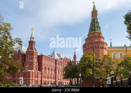 MOSKAU, RUSSLAND - 18. NOVEMBER 2020: Blick auf den Kremlturm und das historische Museumsgebäude. Sonniger Herbsttag Stockfoto