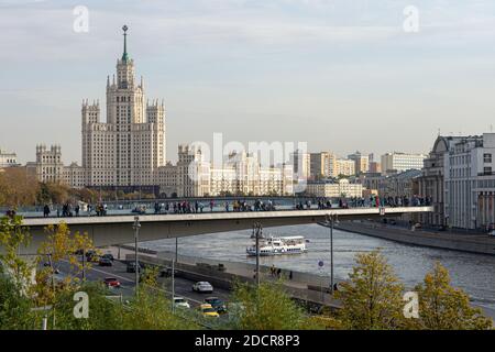 MOSKAU, RUSSLAND - 18. NOVEMBER 2020: Blick auf die schwimmende Brücke im Zaryadye Park und Wolkenkratzer am Kotelnicheskaya Damm. Panoramablick auf Mosco Stockfoto