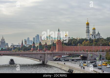 MOSKAU, RUSSLAND - 18. NOVEMBER 2020: Panorama des Zentrums von Moskau, Blick auf den Kreml, roten Platz, St. Basil-Kathedrale und den Fluss. Herbst-Klo Stockfoto