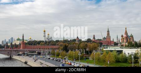 MOSKAU, RUSSLAND - 18. NOVEMBER 2020: Panorama des Zentrums von Moskau, Blick auf den Kreml, den Roten Platz, die Basilius-Kathedrale und den Fluss. Banner Stockfoto