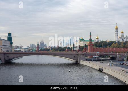 MOSKAU, RUSSLAND - 18. NOVEMBER 2020: Wunderschöne Aussicht auf das gesamte Stadtzentrum: Der Kreml, die Basilius-Kathedrale, der Rote Platz, ein Wolkenkratzer, ein Fluss. It Stockfoto