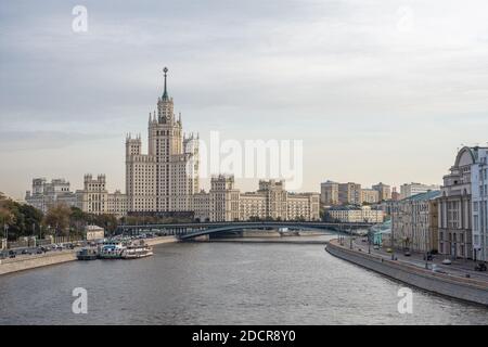 MOSKAU, RUSSLAND - 18. NOVEMBER 2020: Blick von der neuen schwimmenden Brücke des Parks Sarjadje auf den gefrorenen Moskwa-Fluss Moskau und stalinistischen Hochhaus Stockfoto