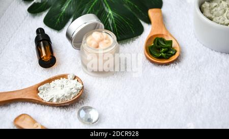 Beauty- und Modekonzept mit Spa-Set und Palmenblättern. Bio Kräuter grün kosmetische Anordnung. Frame-Kopierbereich. Trendige Selbstpflegeprodukte. Organisch c Stockfoto
