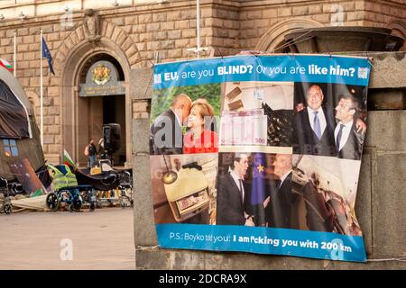 Sofia Bulgarien Anti-Regierung friedliche Proteste sarkastische Plakatwand zeigt EU-Prime minister vor dem Gebäude der Nationalversammlung Stockfoto