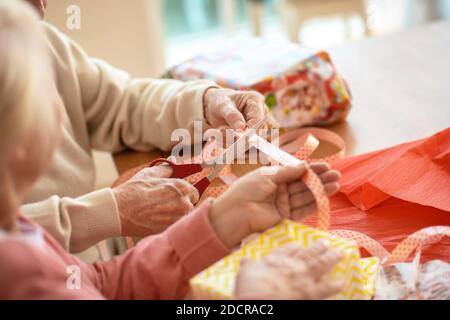 Nahaufnahme Bild der Hände Verpackung weihnachtsgeschenke Stockfoto