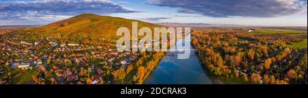 Tokaj, Ungarn - Ultra breite Luftpanorama der kleinen Stadt Tokaj mit goldenen Weinbergen auf den Hügeln der Weinregion an einem warmen sonnigen Herbst Stockfoto