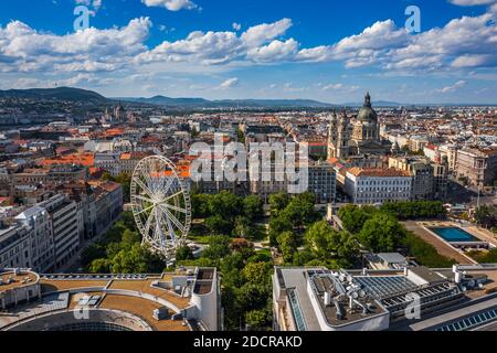 Budapest, Ungarn - Luftdrohne Blick auf die Innenstadt von Budapest an einem sonnigen Sommertag. Diese Ansicht umfasst Elisabeth Platz mit Riesenrad, St. St. Stockfoto