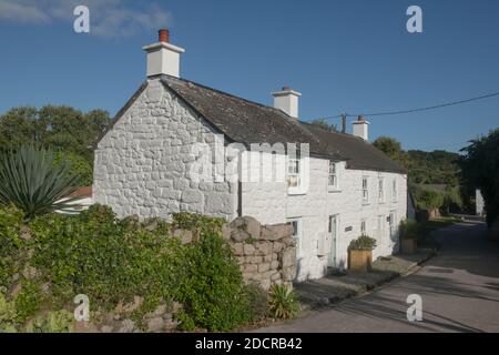Traditionelles Scillonian Stone Cottage auf der Insel Tresco auf den Scilly-Inseln, England, Großbritannien Stockfoto