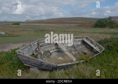 Wrack eines hölzernen Bootes an der Küste auf der Insel vor Bryher in den Inseln von Scilly, England, Großbritannien Stockfoto