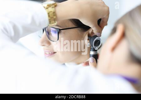 Otolaryngologe Arzt untersucht Patienten Ohr mit Otoskop in der Klinik Stockfoto