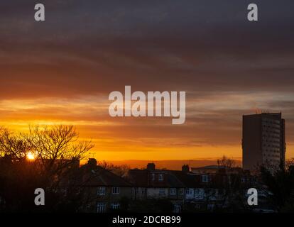 Merton, London, Großbritannien. 23. November 2020. Die Morgendämmerung bricht über den Dächern mit bunt bewölktem Himmel und einem leichten Bodenfrost im Südwesten von London Borough of Merton. Quelle: Malcolm Park/Alamy Live News. Stockfoto