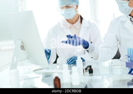 Wissenschaftler diskutieren die Ergebnisse der Forschung in einem modernen Labor. Stockfoto