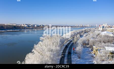 Songhuajiang, Songhuajiang, China. November 2020. Jilin, CHINA-23. November 2020, Jilin, Jilin songhua River Bank Ashe Nebelsong Corridor erschien das erste gute Nebelsong in diesem Winter, der kalte Fluss Schnee Liu weiß mit anmutigen rime Landschaft bedeckt zog Menschen zu fotografieren. Quelle: SIPA Asia/ZUMA Wire/Alamy Live News Stockfoto