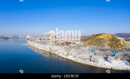 Songhuajiang, Songhuajiang, China. November 2020. Jilin, CHINA-23. November 2020, Jilin, Jilin songhua River Bank Ashe Nebelsong Corridor erschien das erste gute Nebelsong in diesem Winter, der kalte Fluss Schnee Liu weiß mit anmutigen rime Landschaft bedeckt zog Menschen zu fotografieren. Quelle: SIPA Asia/ZUMA Wire/Alamy Live News Stockfoto