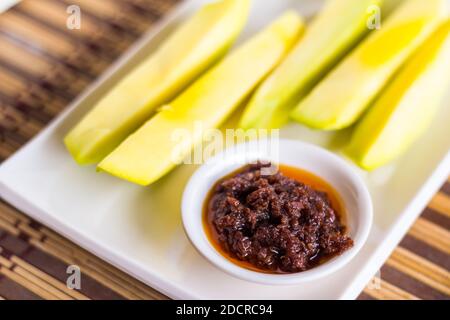 In Scheiben geschnittene grüne Mango mit Bagoong, beliebt auf den Philippinen Stockfoto